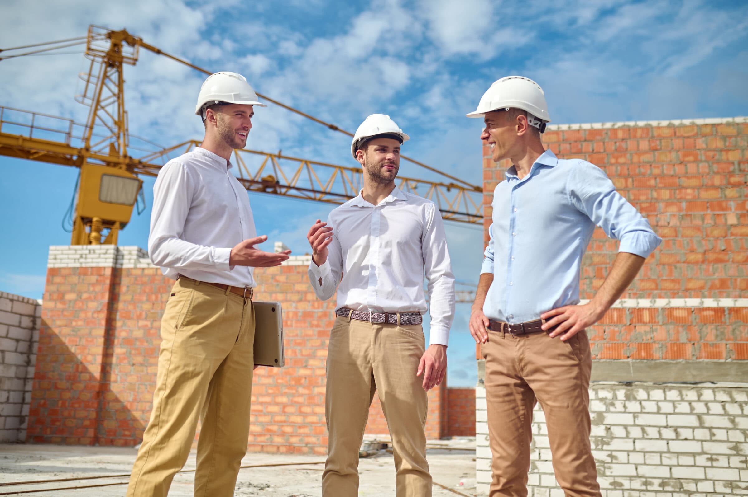 Equipo de ingeniería revisando un plano en obra